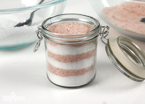 These Minty Layered Bath Salts make great gifts, and are quick and easy to make. 