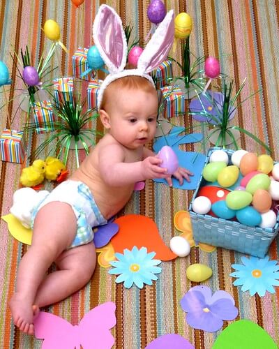 Jamisen playing with easter eggs P1060660