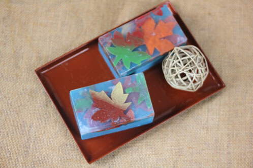Soap leaves are embedded into bars to create gorgeous layers. Learn how to make them in this tutorial.