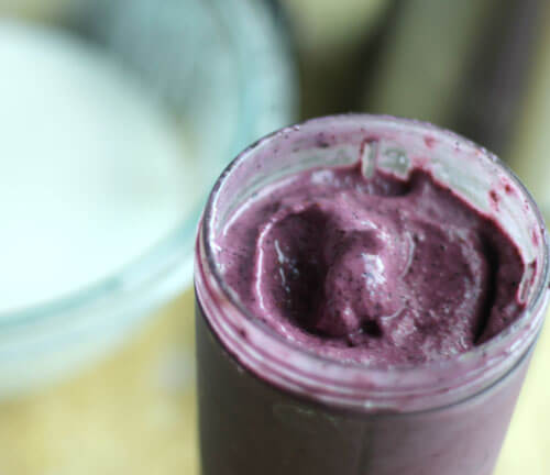 Makig Blueberry Smoothie