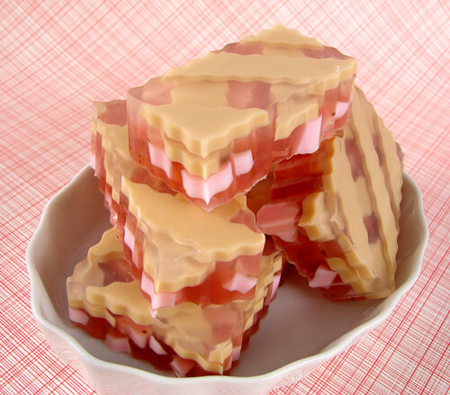Strawberry pie soap Love pie? Now you can bathe with it! Learn how to make adorable Strawberry Pie Soap.