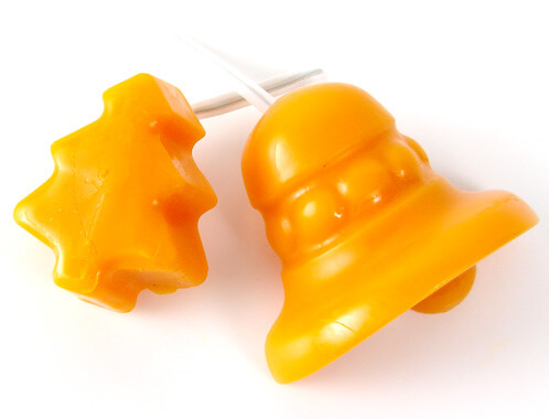 These natural christmas ornaments are made with beeswax, and scented with essential oils to give your house a natural holiday scent.