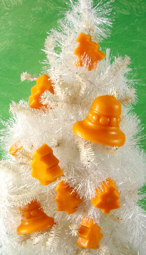 These natural christmas ornaments are made with beeswax, and scented with essential oils to give your house a natural holiday scent.